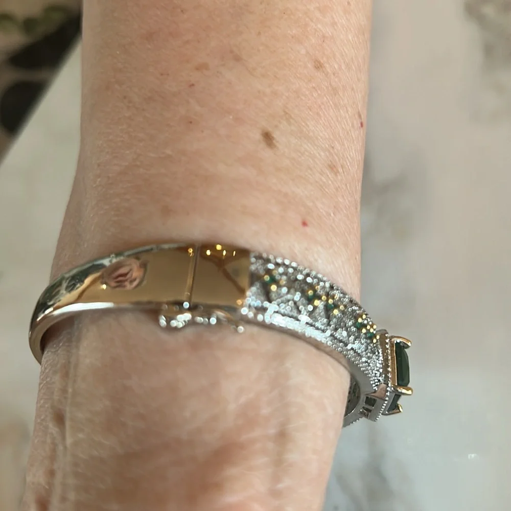 Elegant Silver and Green Bracelet - Picture 4 of 4